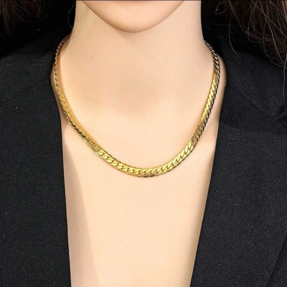 Luxury 18k Gold Flat Chain - Picture 2 of 4